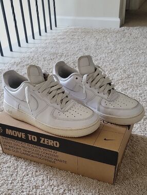 Nike Air FORCE 1 White Low-Top Leather Sneakers Size 9